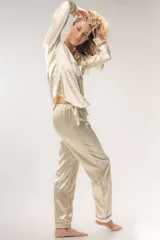 Pijama de satén elastizado color celeste, compuesto por una camisa de manga larga con cuello solapa, botones frontales y bolsillo en el pecho, y un pantalón recto con cintura elástica y lazo ajustable.