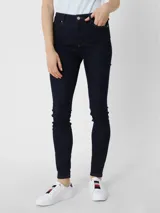Jeans azul oscuro de corte skinny, tiro alto, con cierre de botón y cremallera, cinco bolsillos y parche de Tommy Hilfiger en la parte posterior.