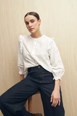 Jean ancho de tiro alto, color negro, con pierna amplia.