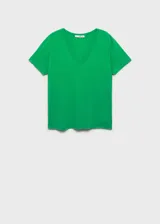 Remera verde con escote en V y mangas cortas.