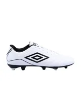 Championes de fútbol Umbro modelo Classico III HG para hombre, color azul marino con detalles y logo en naranja. Presentan una suela con tapones moldeados fijos (HG) para césped firme.