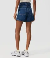 Short tipo mom de jean azul clásico, con tiro alto, trabillas para cinturón y bolsillos delanteros y traseros.