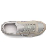 Championes Saucony Shadow Original de gamuza y tela color beige y plateado, con suela blanca.