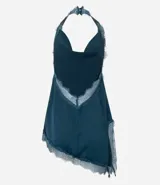 Blusa frente única de satén color verde petróleo, con escote degagê y detalles de encaje en los bordes y ruedo asimétrico.