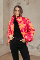 Campera puffer acolchada con estampado floral en tonos fucsia y naranja, cuello alto y cierre frontal.