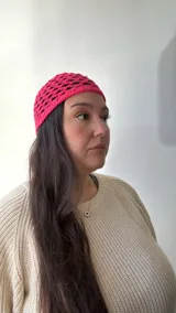 Gorro fucsia de tejido crochet calado.