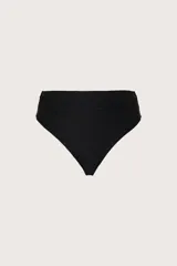 Bombacha de bikini de tiro alto, color negro, con diseño de fruncidos laterales en la cintura.