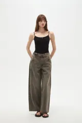 Body de breteles finos, corte ajustado al cuerpo, con cuello recto y cierre inferior con broches.
