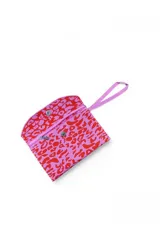 Necessaire Daniel Cassin modelo Montecarlo de diseño rectangular con solapa y cierre de botón metálico a presión. Presenta un estampado de rayas verticales celestes y amarillas, y cuenta con una tira de mano lateral en color amarillo.
