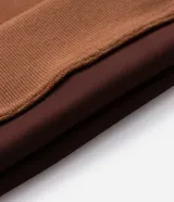 Buzo con capucha de tejido sintético efecto gamuza, color tostado, con bolsillo delantero tipo canguro y bordado frontal con la inscripción Legacy est. 1998.