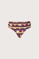 Bombacha de bikini tiro alto con faja ancha drapeada y diseño estampado geométrico multicolor en tonos beige, fucsia, naranja y verde.
