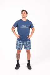 Short deportivo con estampado abstracto en tonos azules y blancos.