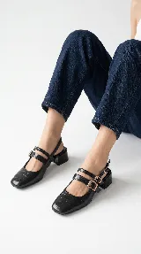Zapato de tacón bajo destalonado de cuero bordó con textura croco, punta cuadrada, doble tira en el empeine con hebillas metálicas doradas y taco bloque.