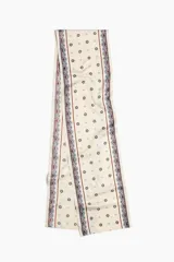 Pañuelo largo de satén color beige con estampado paisley y cenefas en tonos marrones y celestes.