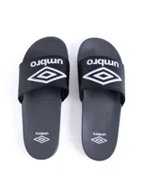 Ojota deportiva Umbro modelo ProFoam, color verde militar, con tira ancha ajustable con velcro y logo Umbro en relieve.