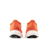Championes de running New Balance FuelCell Rebel v3, color naranja con detalles en negro y blanco.