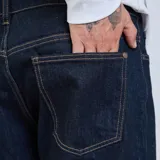 Pantalón de jean Maui and Sons modelo Sidewalk, de corte recto y color azul oscuro. Confeccionado en denim resistente con un toque de elasticidad, presenta costuras reforzadas y un diseño urbano versátil.