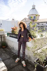 Chaqueta capitoneada con estampado exclusivo en tonos negro, violeta y verde. Tiene cuello redondo, mangas largas con puños elásticos y bolsillos laterales. Edición limitada hecha artesanalmente en Uruguay.