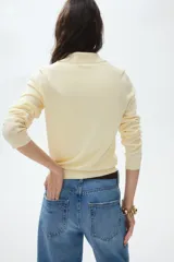 Remera polo de punto fino en mezcla de viscosa, con cuello clásico, tapeta de botones y mangas largas. Presenta terminaciones acanaladas en puños y bajo.