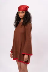 Vestido tejido calado color marrón con mangas acampanadas y terminaciones en rojo. Incluye forro interior desmontable.
