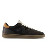 Championes de skate New Balance Numeric 440, color negro con detalles en marrón y suela de goma. Presentan una combinación de cuero y malla, con el logo N en el lateral y refuerzo perforado en el talón.