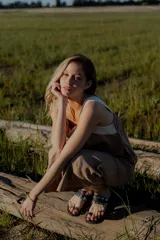 Conjunto de dos piezas compuesto por un top sin mangas con diseño bicolor en blanco y negro y detalle bordado frontal, y un pantalón de corte recto y ancho en color negro con bolsillos laterales y cintura ajustable.