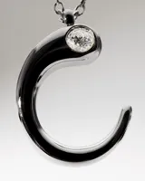 Collar de plata 925 con cadena de eslabones y colgante en forma de letra C con incrustación de circonia cúbica.