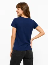 Remera de manga corta y cuello en V color azul marino con diseño básico.