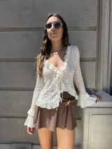 Short marrón de tejido acanalado con detalle de lazo con aplique de estrella dorada en la cintura.