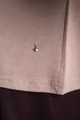 Remera de algodón peinado color lila, con mangas cortas con vuelta y cuello redondo.