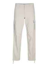 Pantalón cargo color beige de corte relajado, con cierre de gancho y cremallera, bolsillos traseros, frontales y laterales, tiro medio y detalle de cordones en los dobladillos.