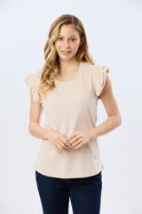 Remera de algodón color beige con sutil estampado, cuello redondo y mangas cortas con doble volado aportando volumen y un diseño femenino.