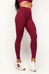 Calza deportiva de talle alto color bordó, confeccionada en poliamida sin costura frontal para mayor comodidad y ajuste perfecto.