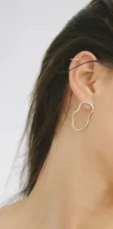 Aros colgantes dorados con forma irregular.