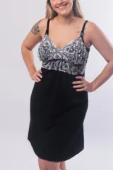 Camisón maternal de modal negro con detalle de puntilla bicolor en el busto. Cuenta con breteles regulables con clip para lactancia y elástico bajo el busto para mayor sujeción.