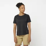 Remera deportiva Salomon modelo Outline, de color negro, manga corta y cuello redondo, diseñada especialmente para senderismo y actividades al aire libre.