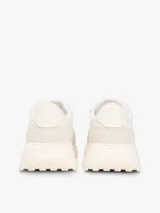 Zapatillas de estilo runner Tommy Jeans Cleated Runner Suede Mix, en color blanco y gris con suela track. Confeccionadas con una combinación de textil, gamuza y material sintético.