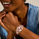 Reloj Fossil para mujer, modelo Scarlette Mini, con caja de acero inoxidable color oro rosa de 32mm de diámetro, bisel con cristales, esfera rosada con números romanos y agujas luminiscentes, y pulsera de acero inoxidable color oro rosa.