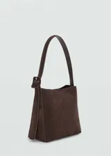 Bolso de hombro tipo shopper confeccionado en piel de serraje color marrón café, con asa ajustable mediante hebilla y cierre de botón magnético.