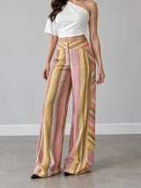 Pantalón de vestir de corte ancho y relajado, con estampa de rayas verticales en tonos rosados, amarillos y marrones.