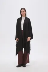 Poncho abierto de corte asimétrico y caída fluida, con mangas amplias y diseño minimalista.