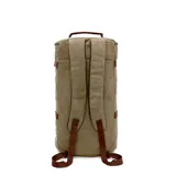 Bolso mochila de diseño cilíndrico confeccionado en tela canvas color verde oliva con detalles en cuero marrón. Cuenta con múltiples compartimentos, correas ajustables ocultables para usar como mochila, asas de mano y correa de hombro, con cierre vertical principal.