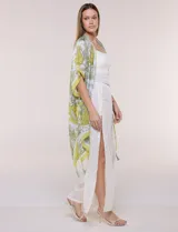 Kimono de gasa ligera con estampado floral en tonos beige y salmón, de silueta amplia, mangas cortas integradas y ruedo asimétrico con detalles de borlas en las puntas.
