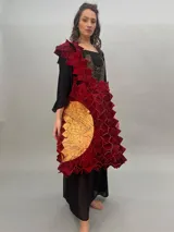 Bolso de gran tamaño confeccionado artesanalmente con técnica de ensamblado de cuadrados de lana merino afiltrada en tonos violeta y gris. Presenta un diseño texturizado y voluminoso, con forro interior de algodón y bolsillo con cierre.