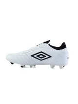 Championes de fútbol Umbro modelo Legend, color negro con suela blanca y tacos moldeados. Presenta el logo Umbro en blanco en el lateral y una pequeña bandera italiana (verde, blanco y rojo) cerca de los cordones.