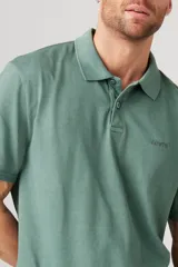 Chomba verde de algodón con calce estándar, cuello clásico con botones y logo bordado en el pecho.