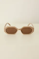 Lentes de sol con armazón de policarbonato en color beige y diseño hexagonal, con cristales oscuros con protección UV400.