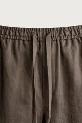 Pantalón relaxed fit de lino color negro, con cintura elástica ajustable con cordón y bolsillos frontales.