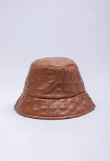 Gorro tipo bucket color marrón, de símil cuero con bordado a tono de la letra "M" repetida.