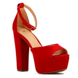 Sandalias rojas de Via Uno, con plataforma alta, taco cuadrado y pulsera al tobillo.
